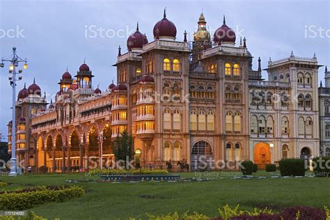 33 Famous Palaces In India .
